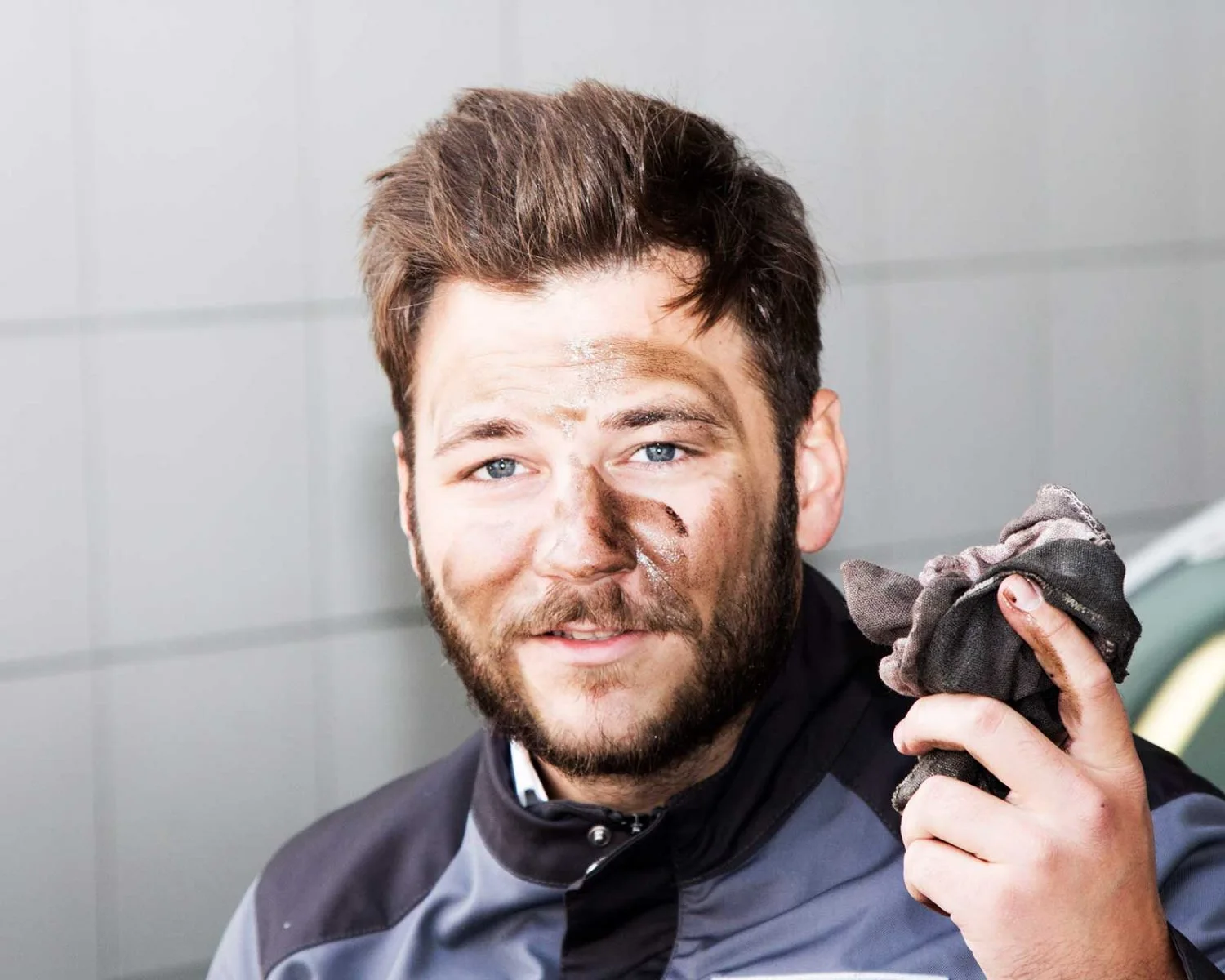 Mitarbeiter der Autowerkstatt von Rudi Zauner mit Putzlappen