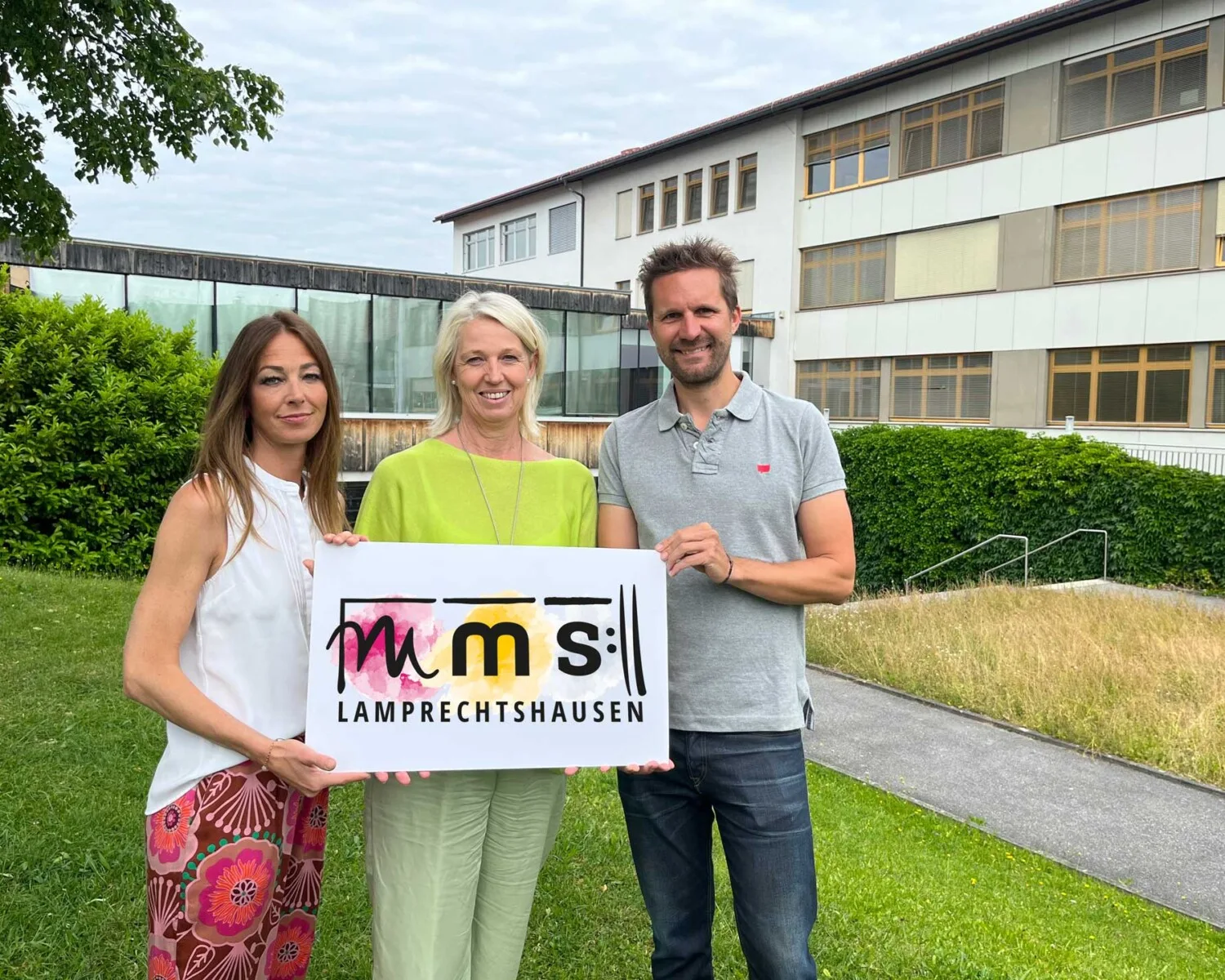 Präsentation des neuen Logos der Musik Mittelschule mit Stefanie Zemann, Gabriele Schwarz und Florian Lhotka.