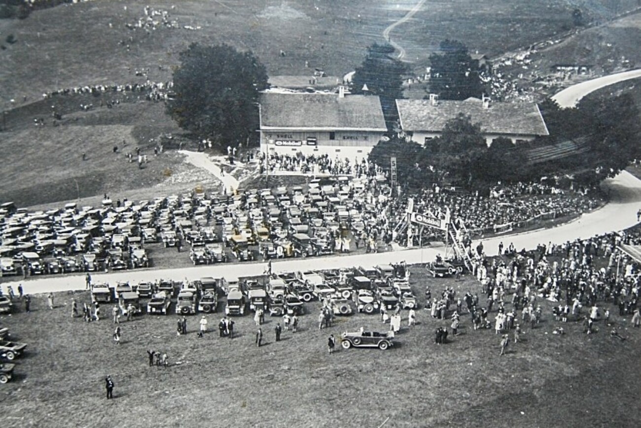 Historische Ansicht der Zistelalm mit Besuchern und Autos in den Anfangsjahren des Gaisbergrennens