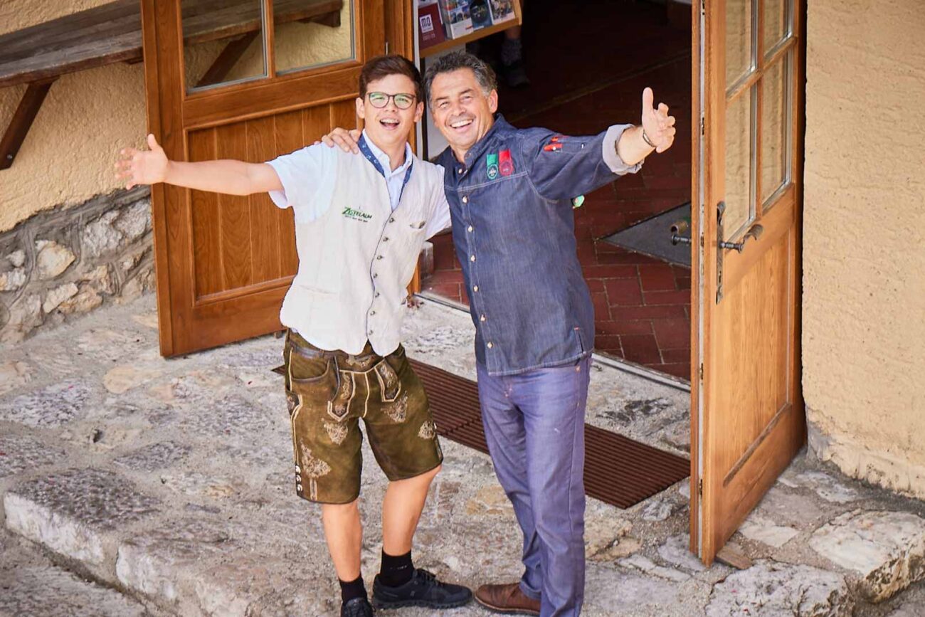 Michael Hauser mit Mitarbeiter beim Eingang zur Zistelalm