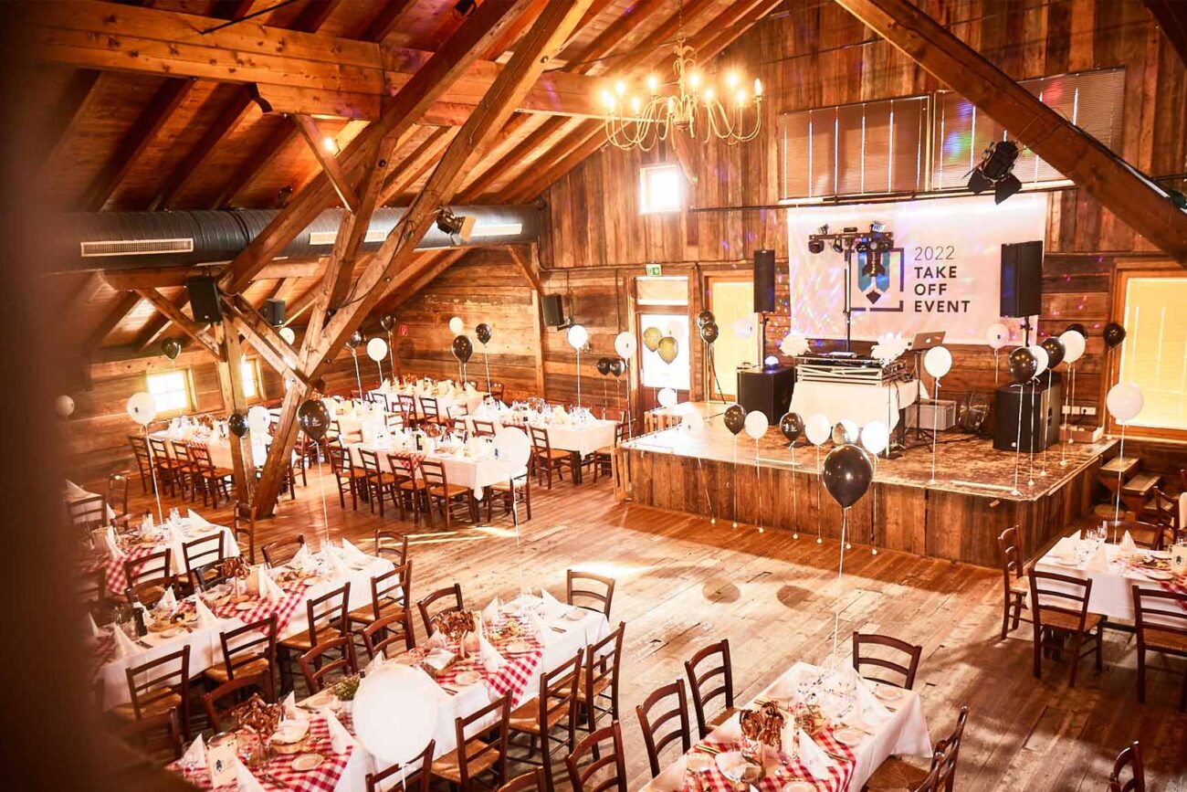 Blick auf die Bestuhlung für einen Event im Zistelstadl