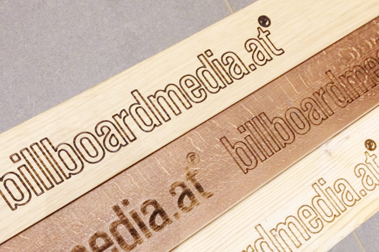 Gravur am Lasercutter auf Holz für billboardmedia.at