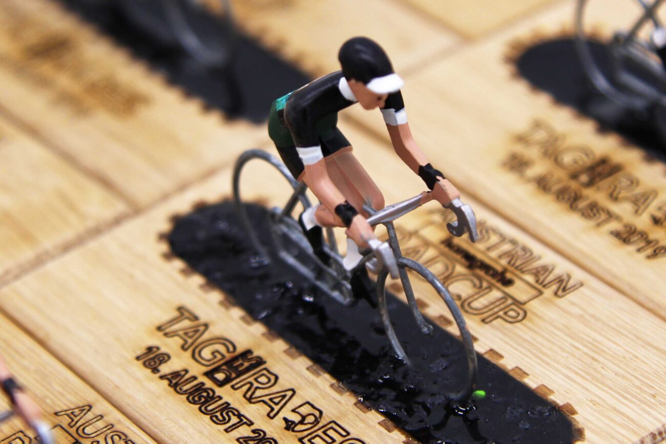 Exklusives Give-Away zum Tag des Rades am Salzburg Ring bestehend aus einem Mini Rennradfahrer auf einem Holzpodest.