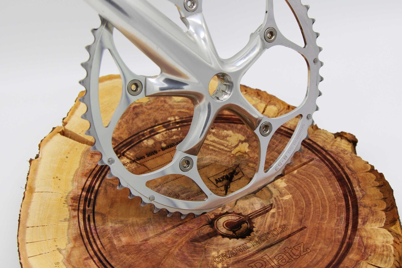 Pokal für einen Fahrrad Wettkampf bestehend aus einer Aluminium Kurbel und einer Scheibe aus Kirschenholz