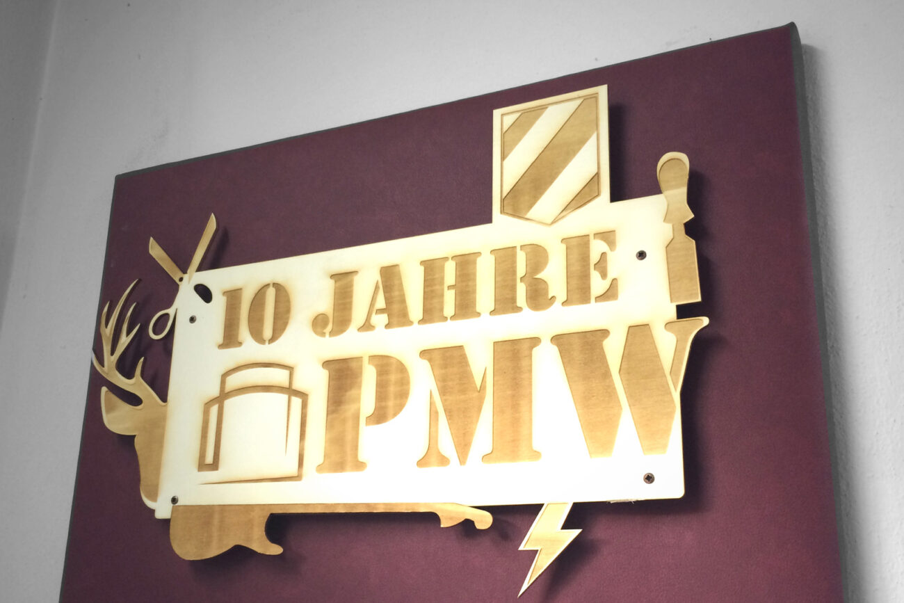 Wandbild aus Holz und Textilbezug zum 10-jährigen Jubiläum der Polstermöbelwerkstatt Anthering