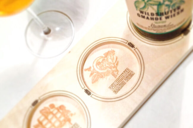 Verkostungsbretter für Bier mit gefräster runder Tasche und Logo aus dem Lasercutter