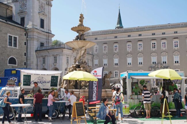 Aussteller vom Radfrühling Salzburg am Residenzplatz Salzburg
